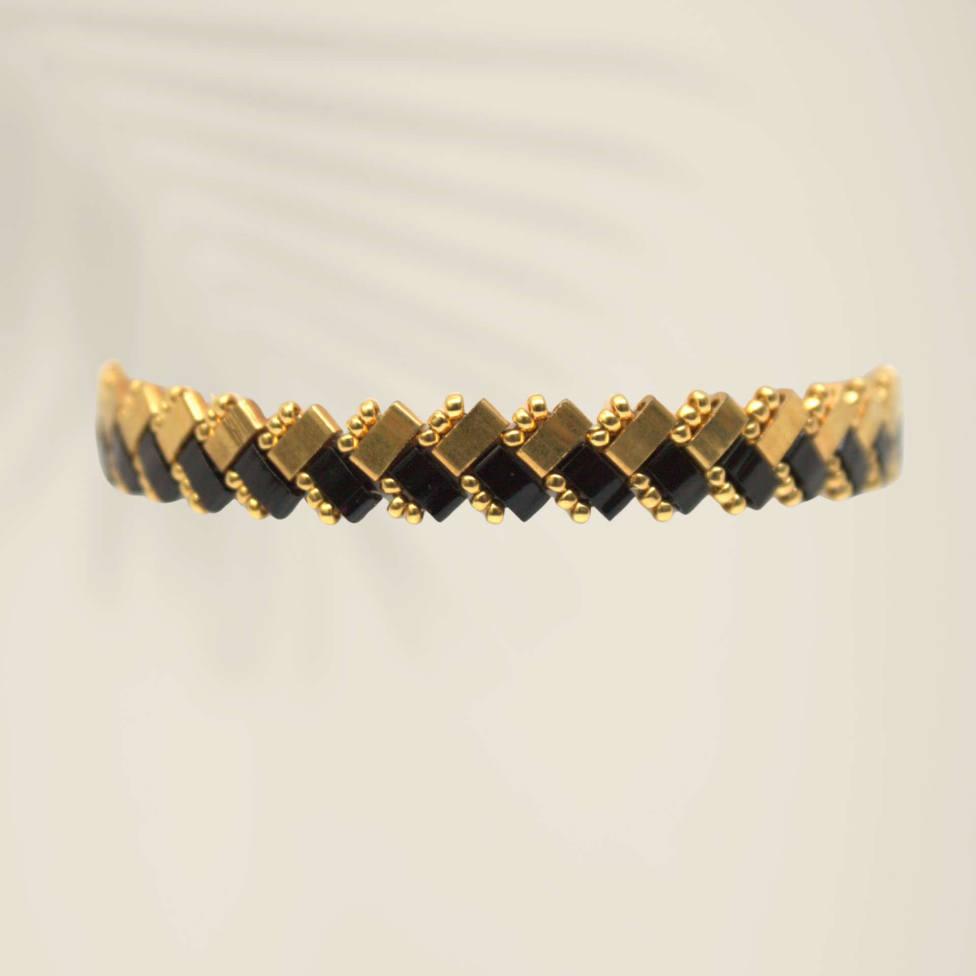 Bracelet un chevron noir et or