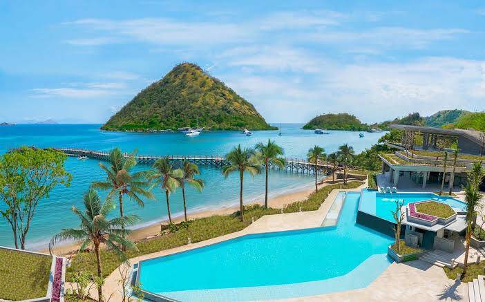 ayana-komodo-pool-standard.jpg
