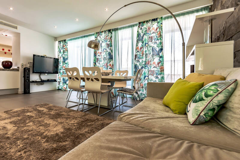 Lichte woonkamer met eettafel voor zes