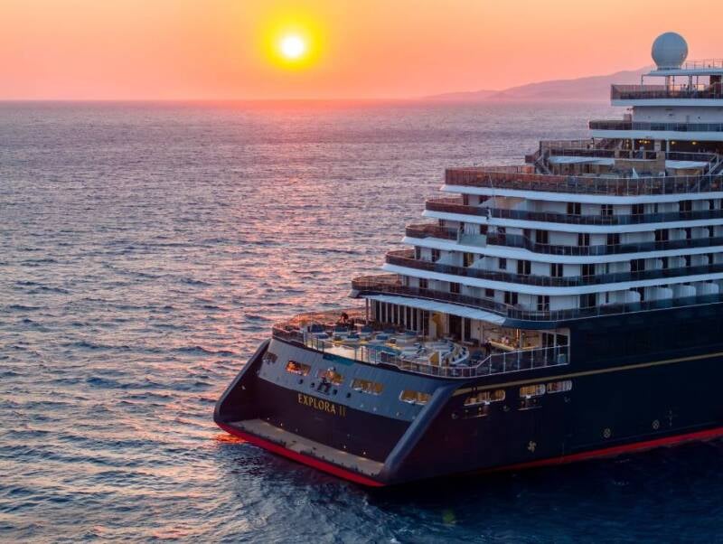 Explora II op zee bij zonsondergang