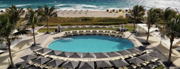 Zwembad van het Boca Raton Resort met de oceaan op de achtergrond