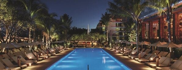 Zwembad van The Miami Beach Edition bij avond