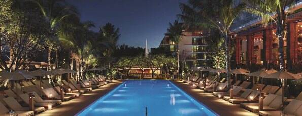 Verlicht zwembad van The Miami Beach Edition bij avond