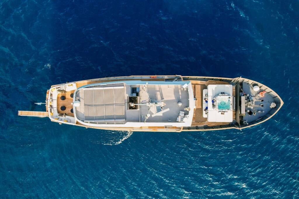Jacht Gemaya van bovenaf op de Egeïsche Zee