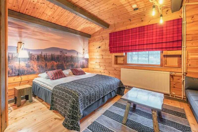 Houten wildernis­kamer met een groot tweepersoonsbed