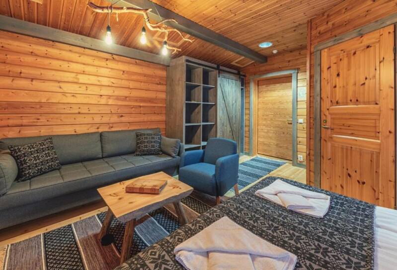 Warm houten interieur na een dag in de sneeuw