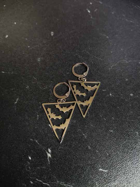 Vleermuis driehoekje oorbellen