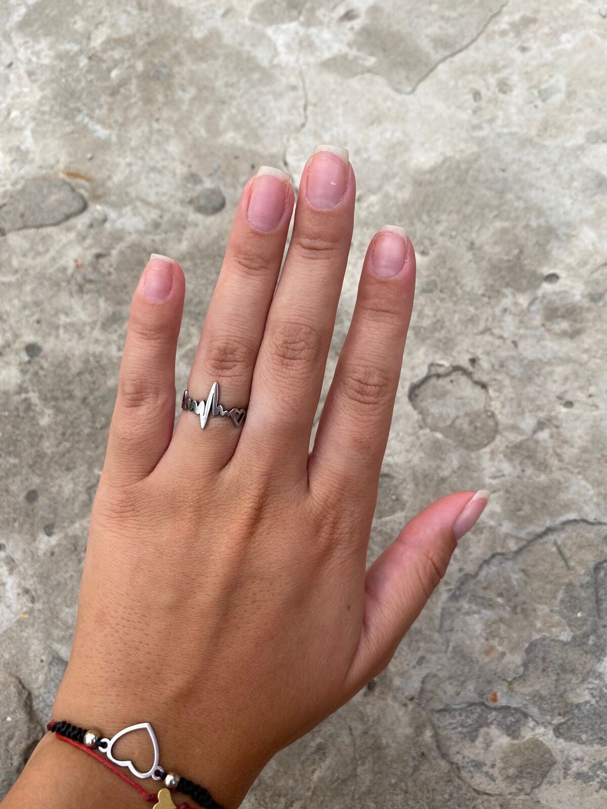 ANILLO CON DISEÑO DE LATIDOS DE CORAZON