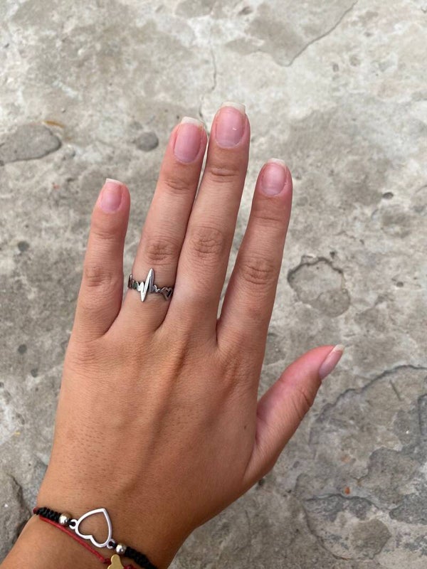 ANILLO CON DISEÑO DE LATIDOS DE CORAZON