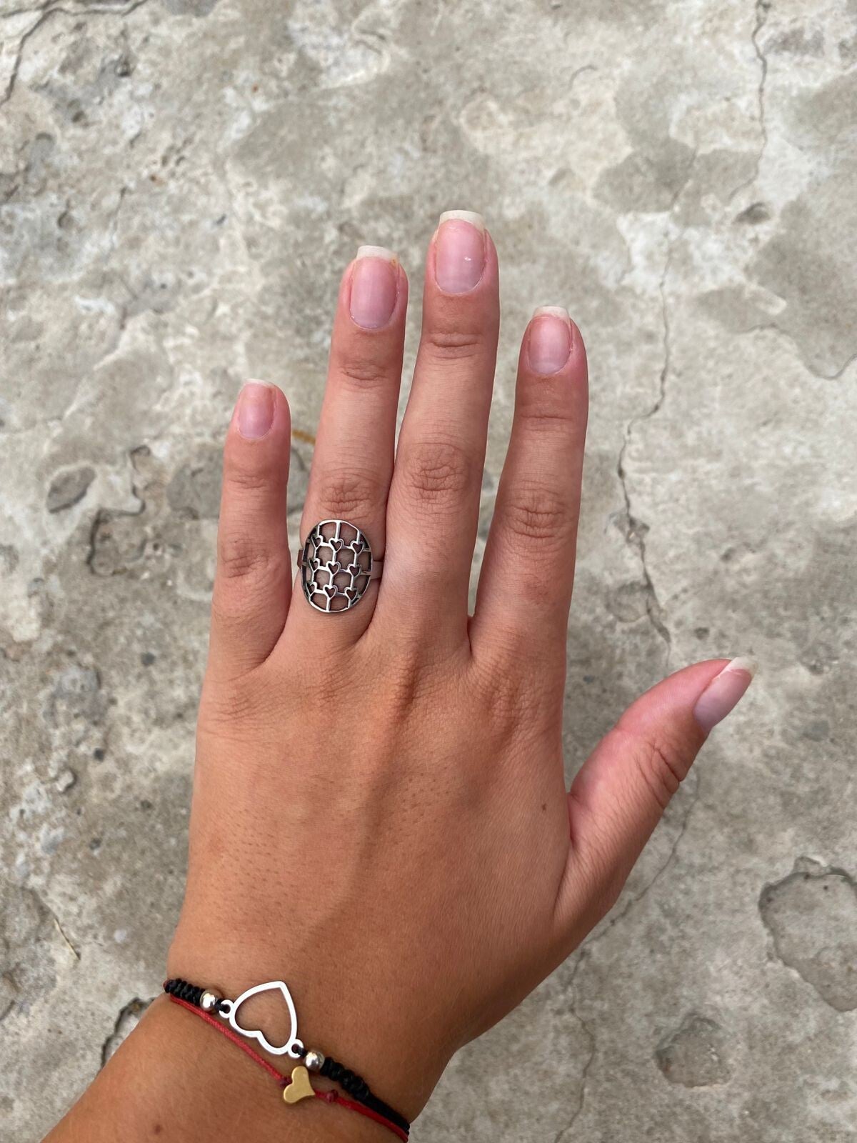 ANILLO CON DISEÑO DE CORAZONES