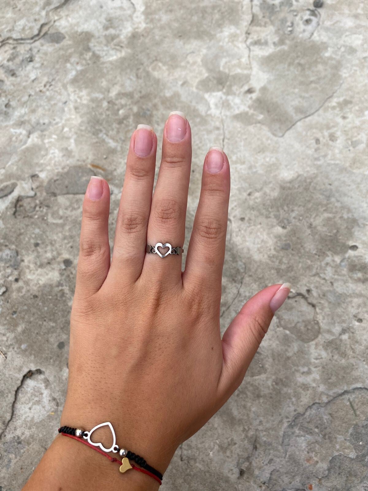 ANILLO CON DISEÑO DE CORAZONES