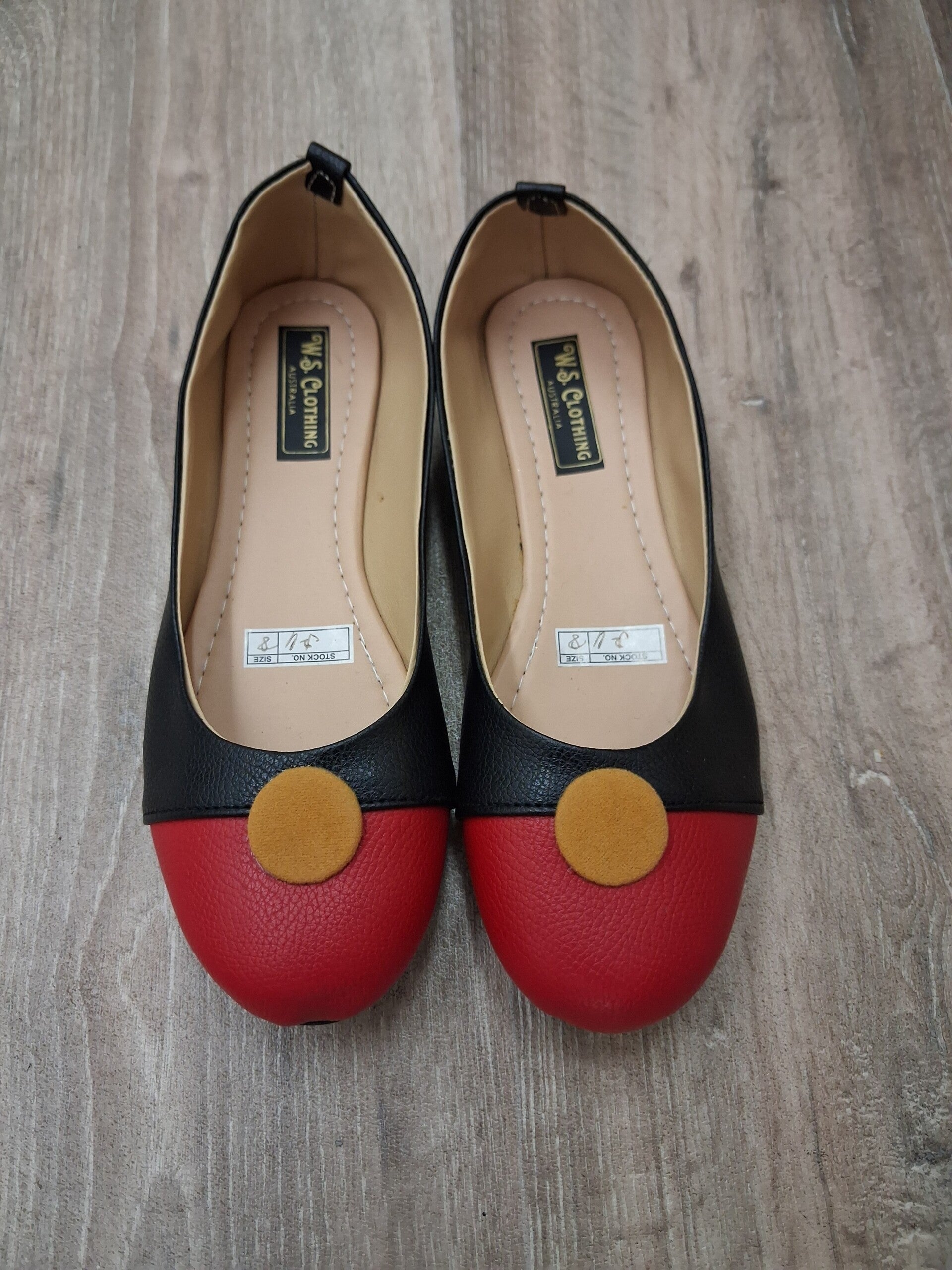 Closed toe shoe