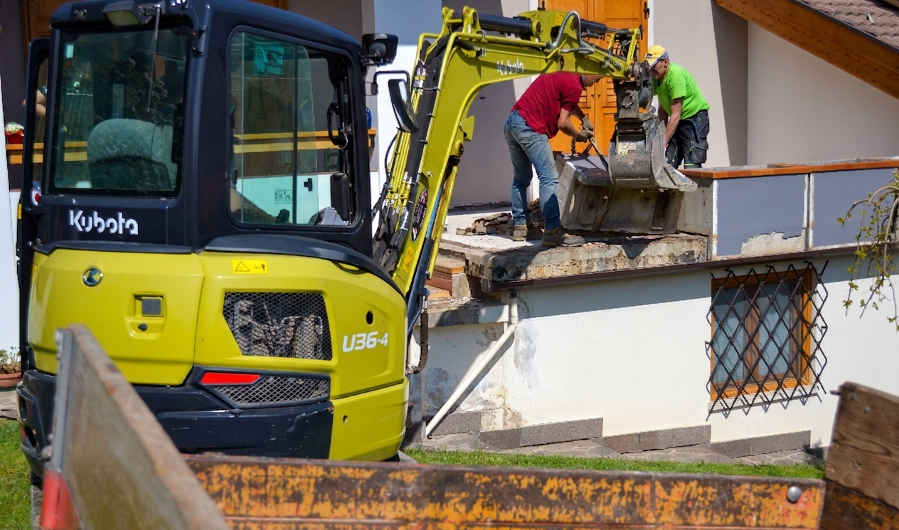 macchina asfaltatrice al lavoro