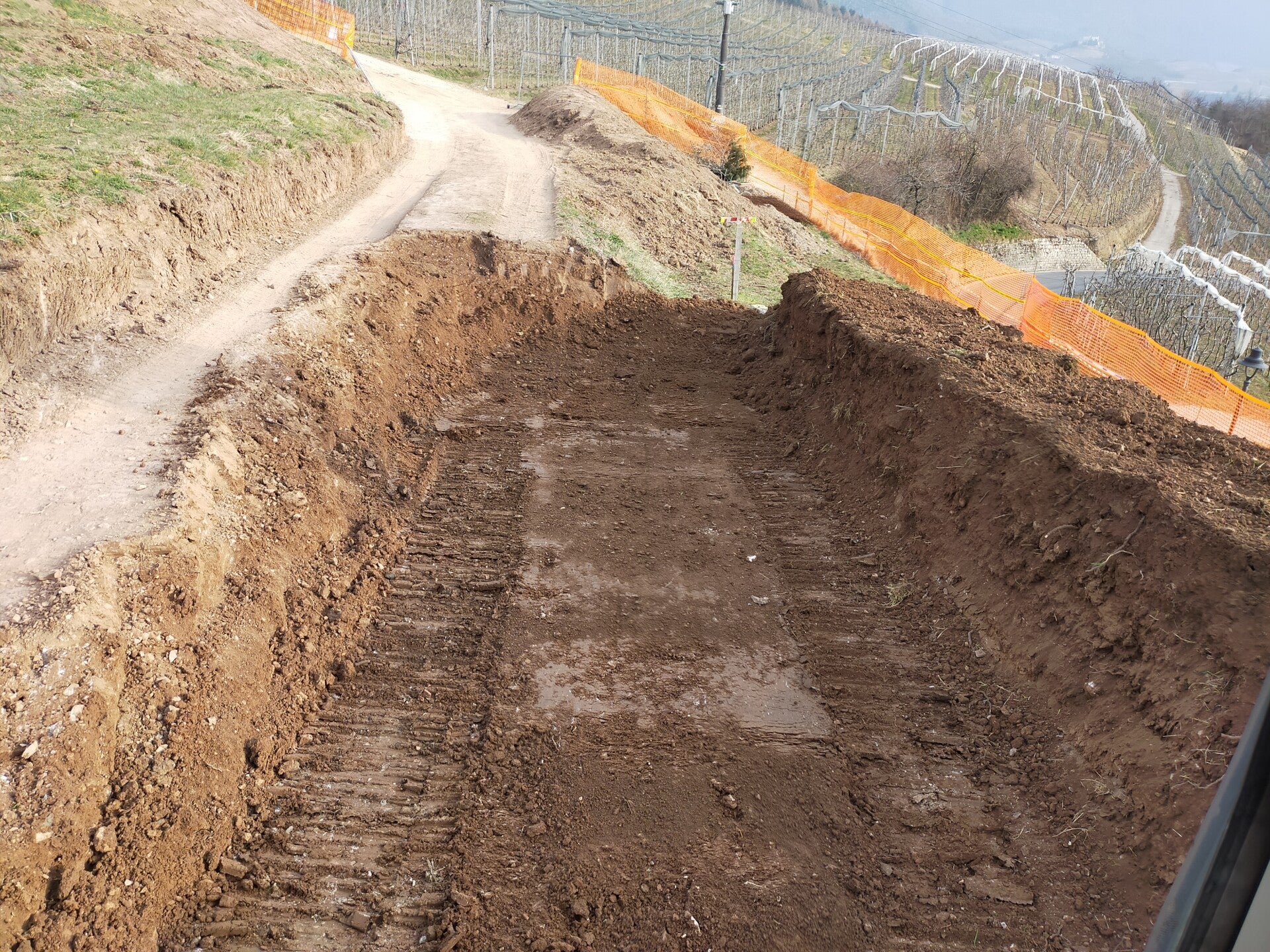 Scavatore che sistema strada agraria