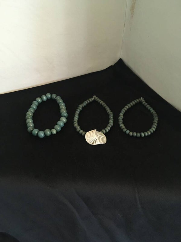 BRACELETS Green Wooden Beaded And Silver Plated Attachment Elastic Cord Brass Crimps