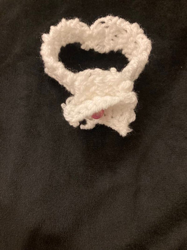 BRACELET White Ribbed Band Stocking Stutch Petals And  Glass Olive Pink Bud Acrylic Yarn