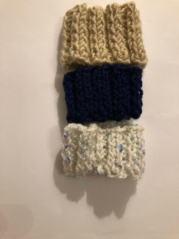 JOBLOT WRISTLETS Beige Navy Cloud Dancer Size M Acrylic Yarn