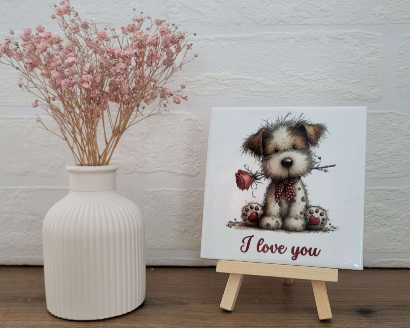 Handgemaakte tegeltjes met tekst en cadeaus voor Valentijsdag– JoyFul Projects