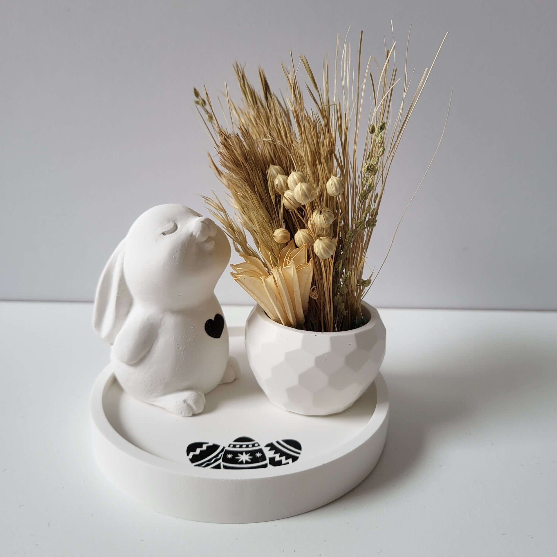 Stijlvolle Jesmonite paasproducten van JoyFul Projects, ideaal voor tafel en interieur.