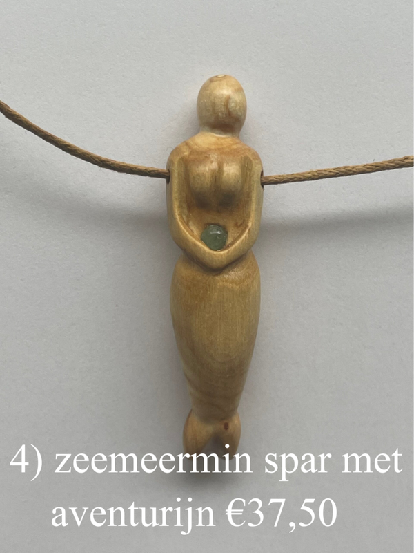 Godinnen hangers van hout (klik op de foto voor alle houten Godinnen)