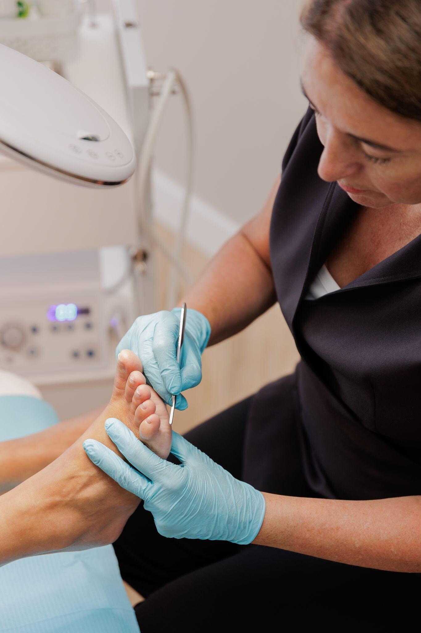 pedicure behandelt voet met instrument