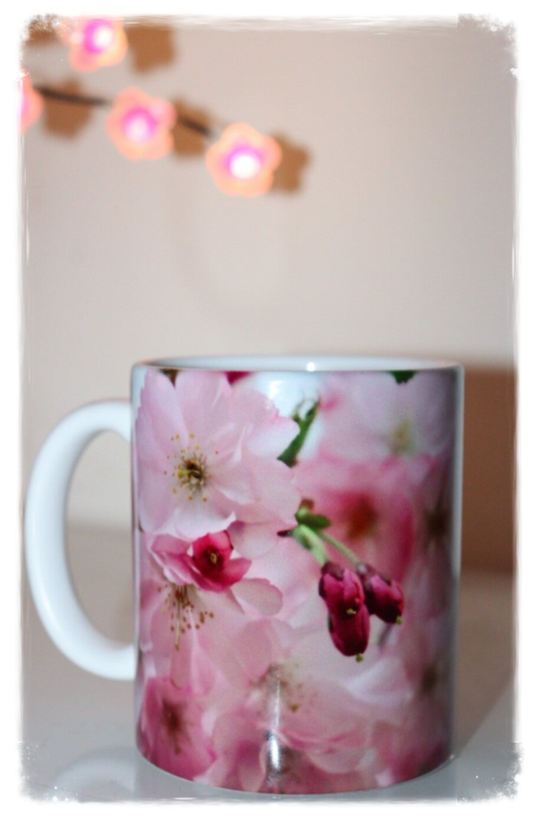 Mok met lente bloesems roze