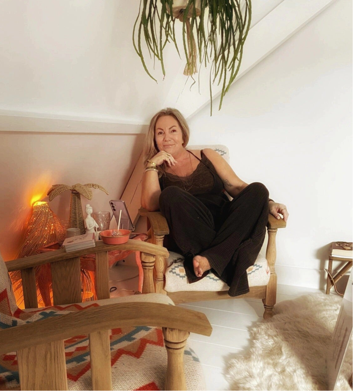 Corien Sandi in de sacred space van Shala Çosa – warme uitnodiging om contact te maken en jouw Soul Journey te beginnen