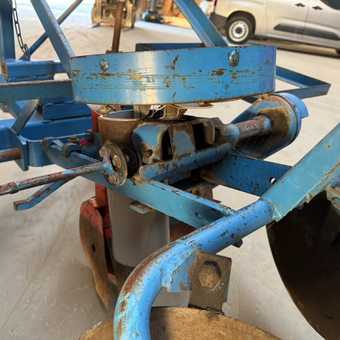 Detail van carrousel met flapjes in pootlorrie voor knollen