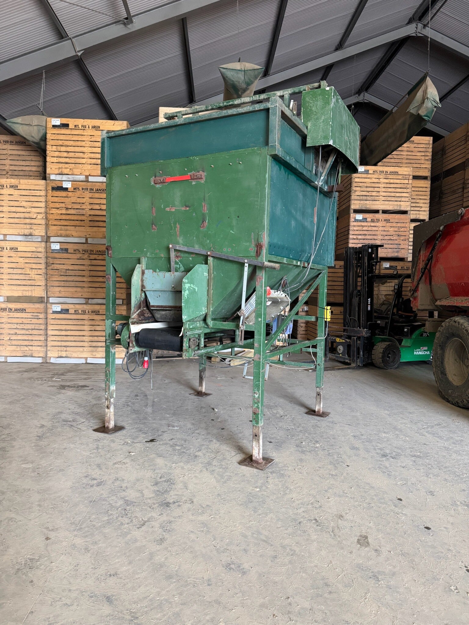 Gebruikte bunker met kantelaar – efficiënt en direct inzetbaar