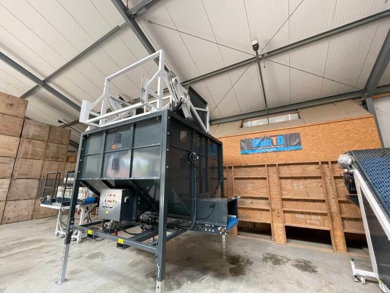 Zijaanzicht van de KMK BP bunker met geïntegreerde kantelaar in werkpositie