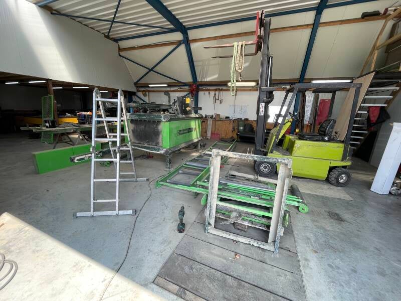 Zijaanzicht van de Miedema MB 33 kistenvuller met duidelijke weergave van band en frame