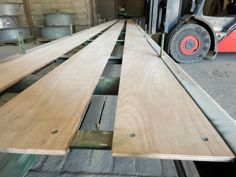 Aanvoerzijde van de Schouten transportband met vultrechter voor efficiënt laden van product