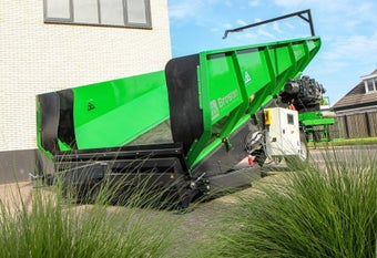 Broson stortbak machine met transportband voor gelijkmatige productstroom
