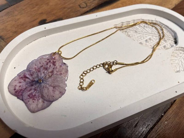 Collier avec fleur d'hortensia séchée