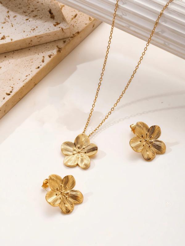 Collier Pendentif Fleur Doré avec Boucles d’Oreilles Assorties