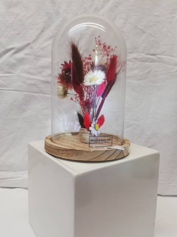 Droogboeketje in glazen stolp met houten bodem