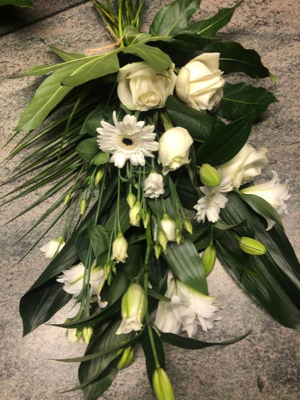rouwboeket wit liggend