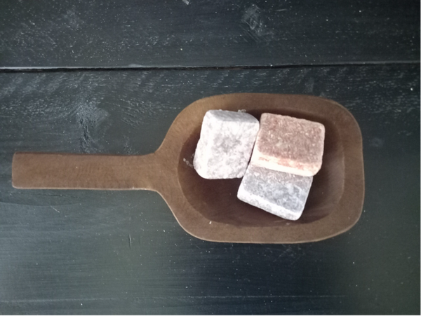 3 amberblokjes in grote lepel