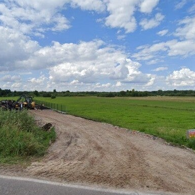 Ponad 1 hektar łąki z możliwością zabudowy.