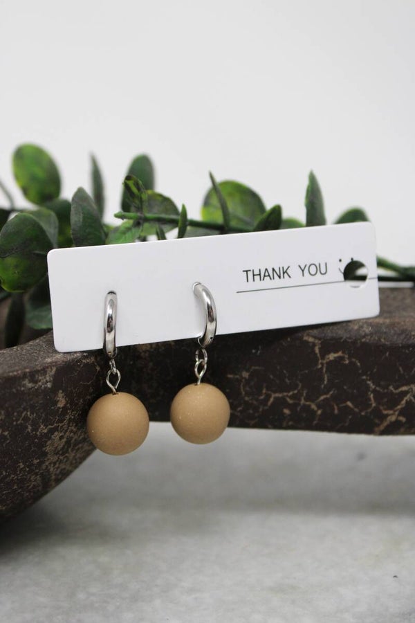 Alledaagse oorbellen beige