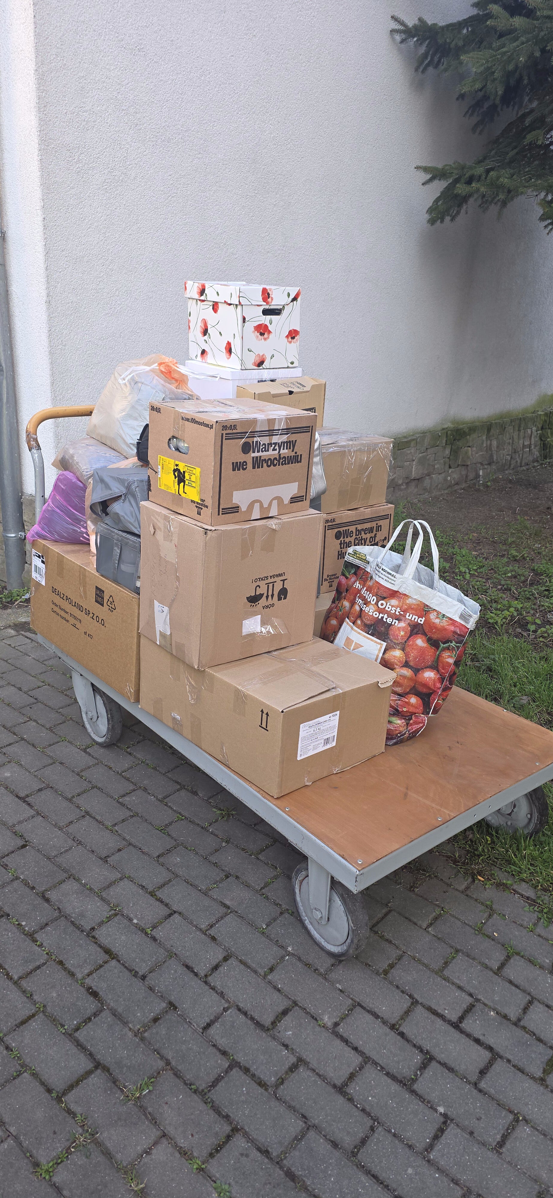 Kartony i rzeczy osobiste przygotowane do przeprowadzki w Zgorzelcu