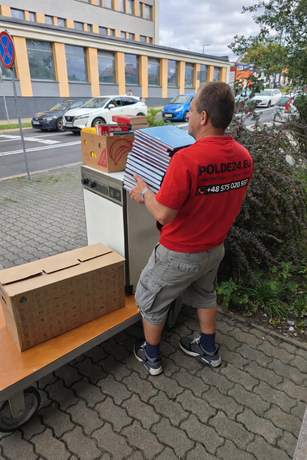 Przeprowadzka w Zgorzelcu – przenoszenie książek między klatkami schodowymi