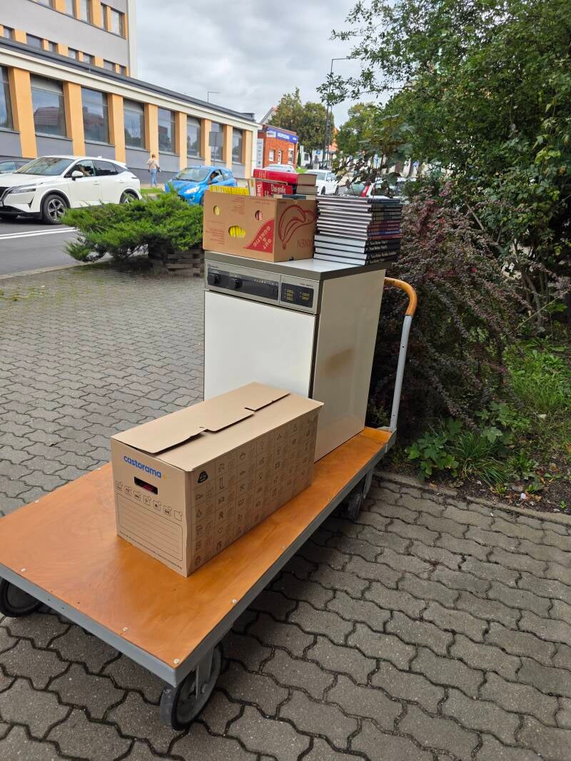 Wózek transportowy z AGD i kartonami podczas przeprowadzki w Zgorzelcu