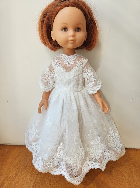 Tenue robe de mariée blanche en dentelles blanches et ses chaussures