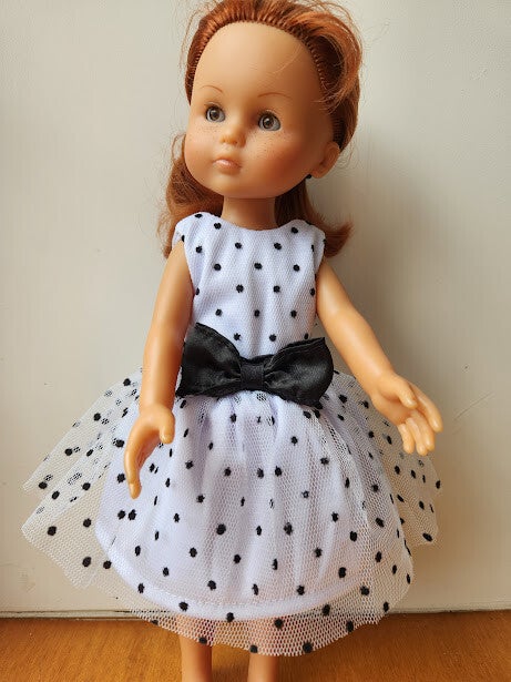 Tenue Robe blanche à pois blancs avec noeud noir et ses chaussures