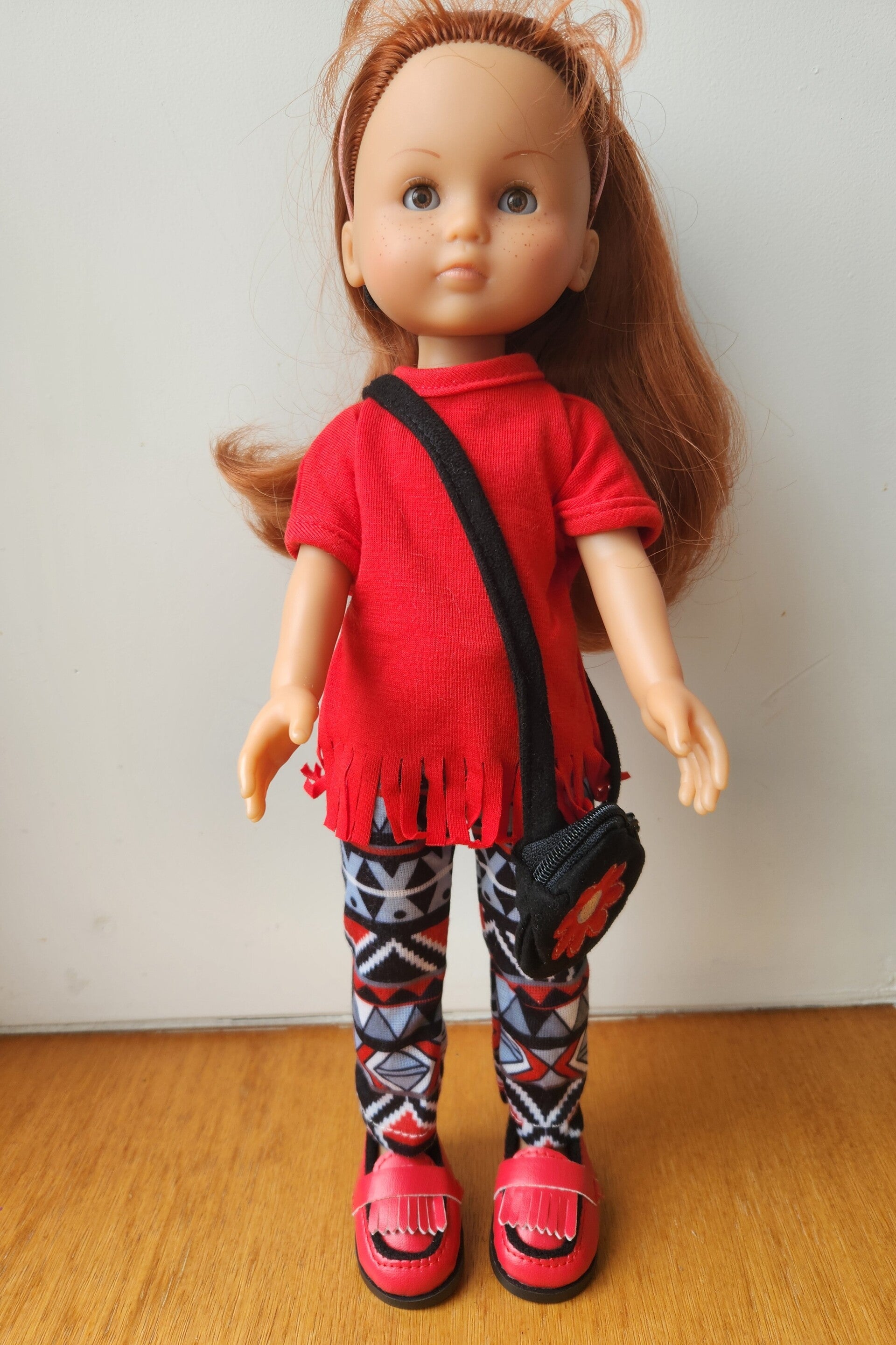 Tenue t-shirt rouge leggings noir sac à main