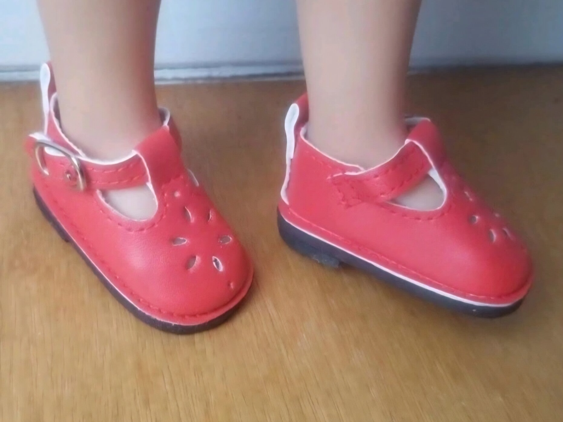 Babies rouges ajourées 54mm