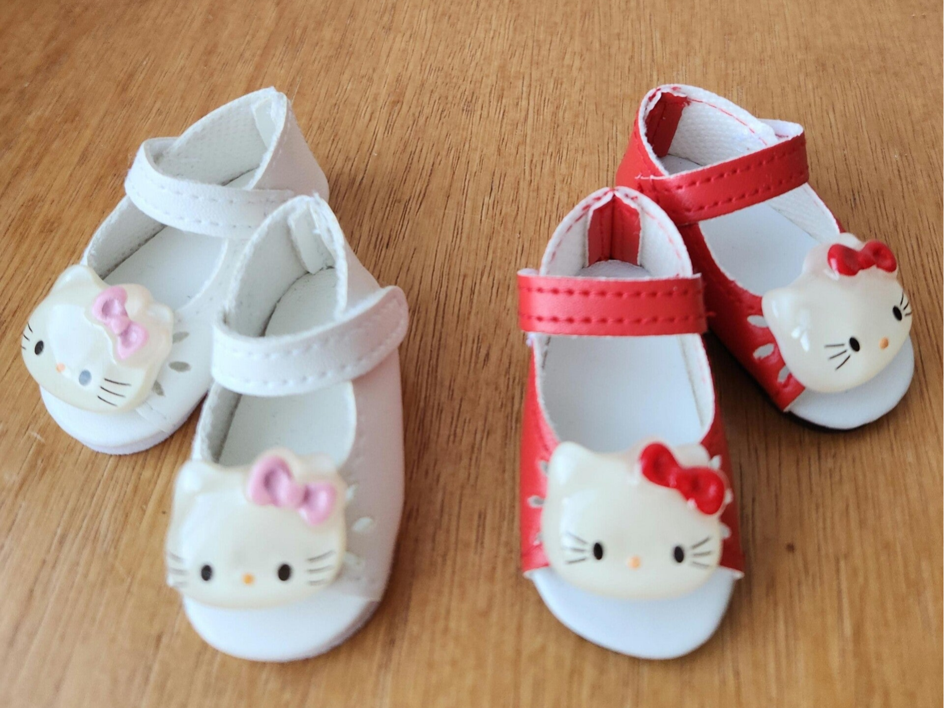 Sandales blanches ou rouges hello kitty 54mm