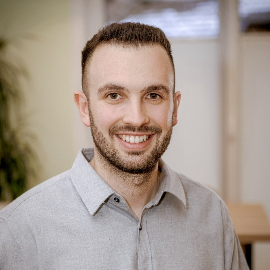 Chiropraktiker Johannes Hasch mit Wirbelsäule als Anschauungsobjekt