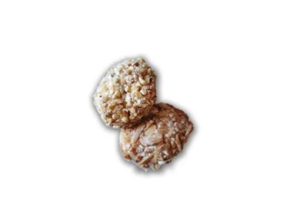 Dessert di mandorle ricoperto con granella di frutta secca